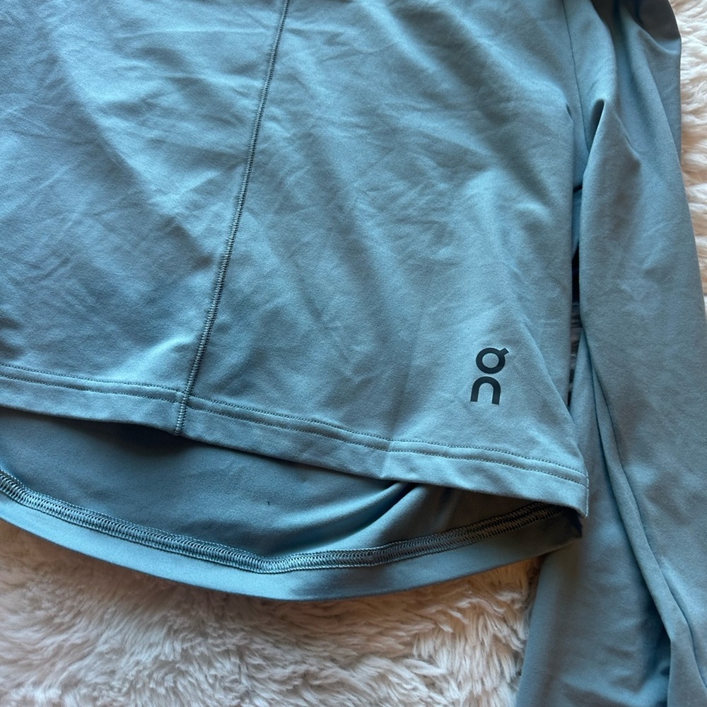 On Cloud Running Women's Long-Sleeve Crop Tee in Dusty Blue - Picture 7 of 7